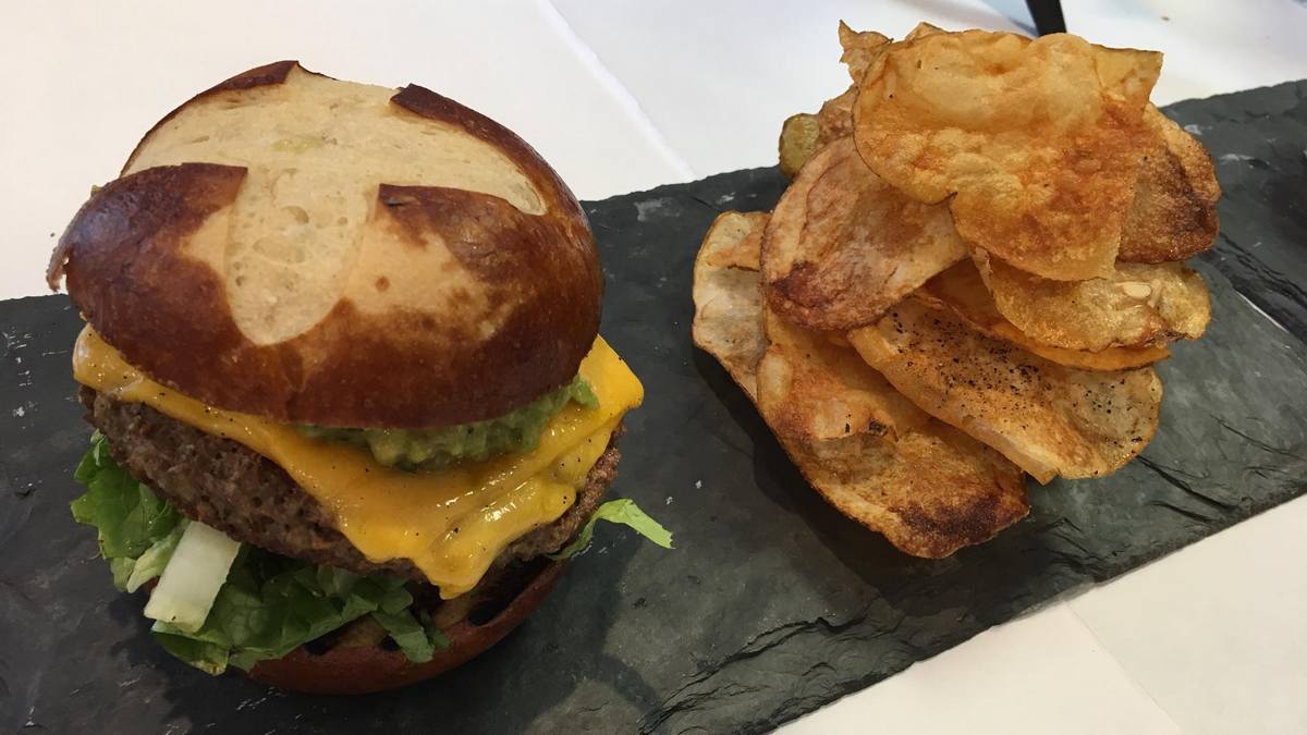 Shelly's Cafe Teaneck Impossible Burger צ'יזבורגר כשר