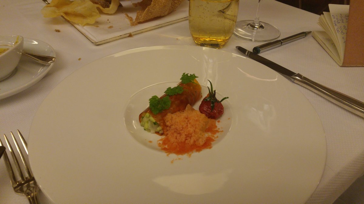 מסעדת לה רג'נס כשרה במלון קינג דיויד לדר עגבניות ממולא בסלט אינטיאס