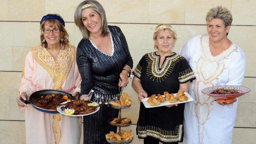 נשים מבשלות אוכל כשר מעדות שונות אוכל מרוקאי, בוכרי, אירופאי, ישראלי וגם טבעוני