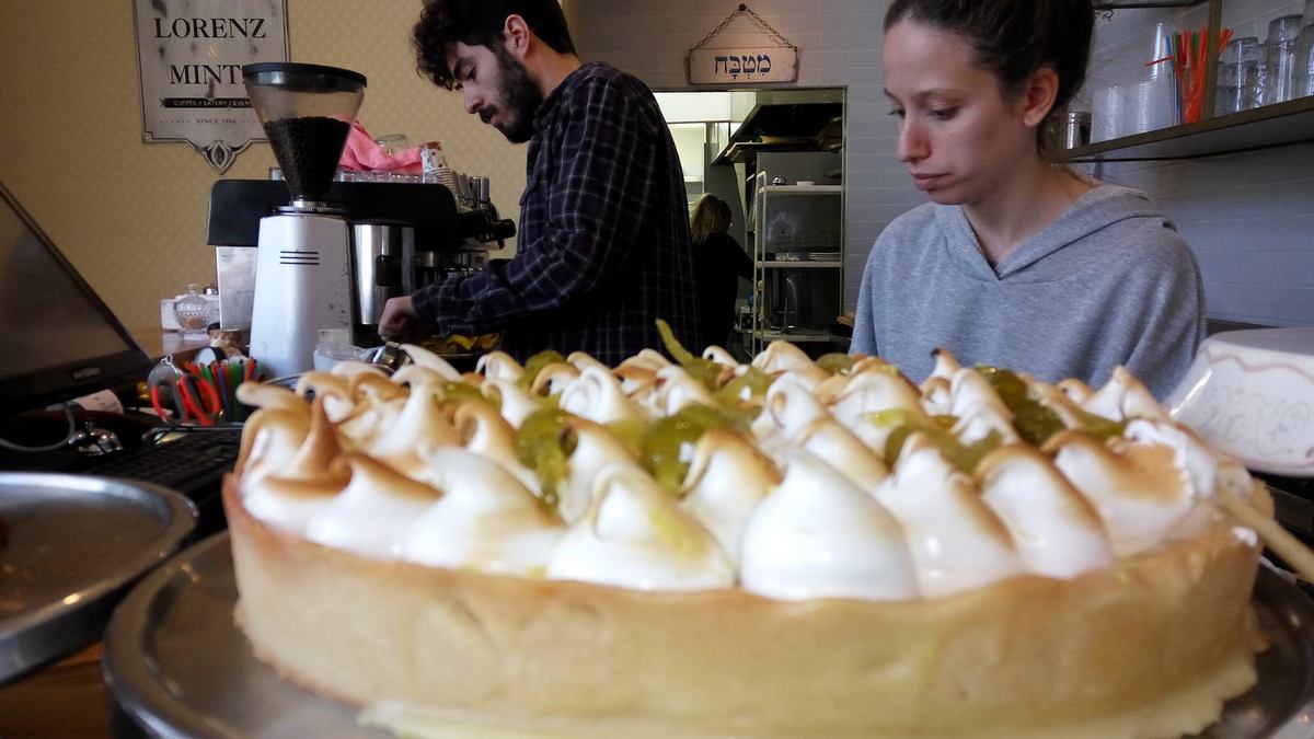לורנץ ומינץ בית קפה כשר בתל אביב עוגת אשכוליות ולימון