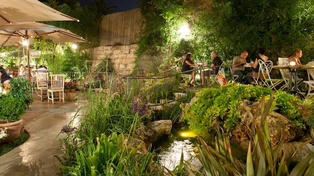 דרך הגפן מסעדה כשרה בית קפה כשר בבית זית ליד ירושלים יושבים בגינה בערב