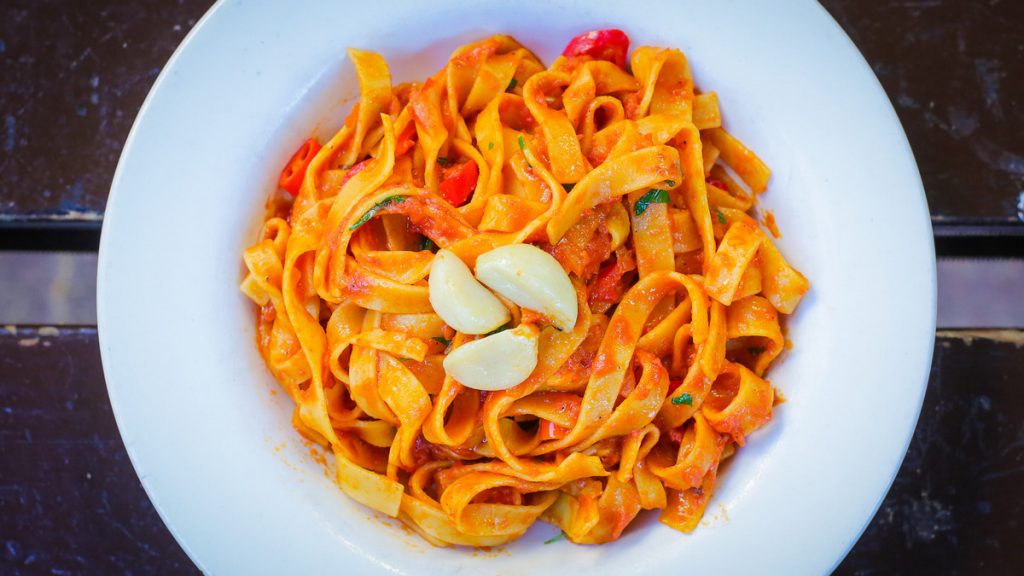 איטלקייה הפכה לכשרה פסטה בסטה רחובות פסטה עגבניות כשרות צהר מסעדה איטלקית כשרה ברחובות