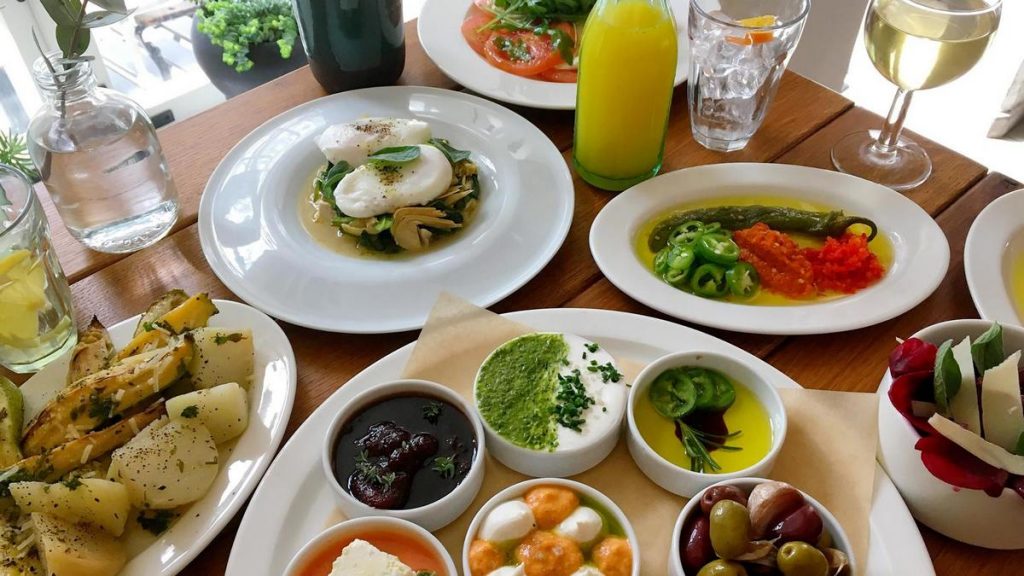 אנה מסעדה איטלקית כשרה בירושלים ארוחת הבוקר זוגית לחלוק על המרפסת
