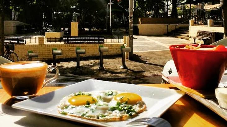 בייקרס בית קפה כשר בתל אביב שינקין מול הגינה ארוחת בוקר