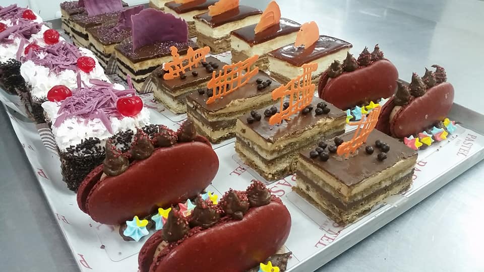 Pastel Paris פסטל פריז קונדיטוריה כשרה למהדרין באשקלון עוגות קטנות