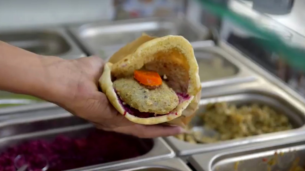 סנדר בפיתה מסעדה כשרה בתל אביב אוכל מהיר כשר