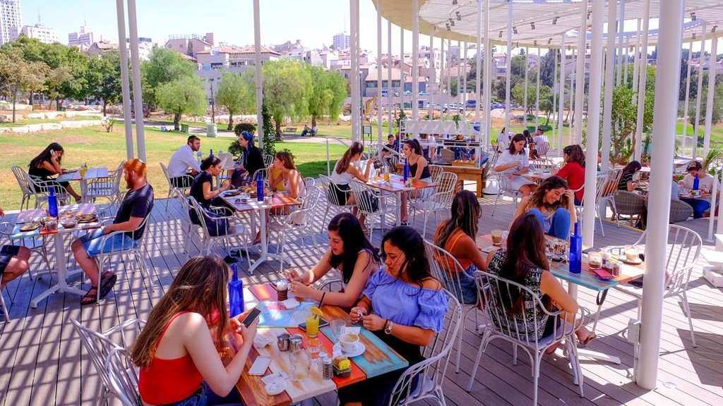 קפה גן סיפור ירושלים יושבים בחוץ בקיץ